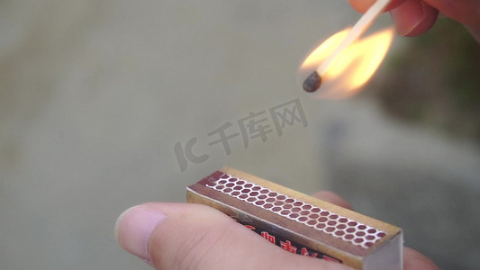 实拍人物划火柴点燃
