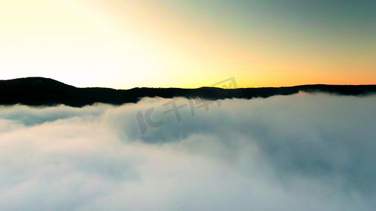 高空拍摄摄影照片_黎明日出云端之上无人机航拍