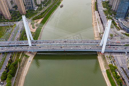 俯视沙滩俯视摄影照片_武汉城市月湖桥阴天建筑月湖桥航拍摄影图配图