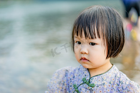 儿童半身照摄影照片_大眼睛女孩下午女孩河边女孩半身照摄影图配图