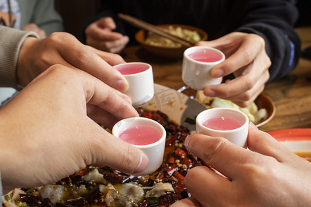 饭店招聘摄影照片_聚会白天举杯喝酒室内举杯庆祝摄影图配图