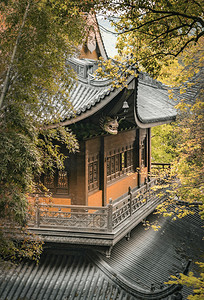 古风老头摄影照片_杭州灵隐寺寺庙下午寺庙路面拍摄摄影图配图