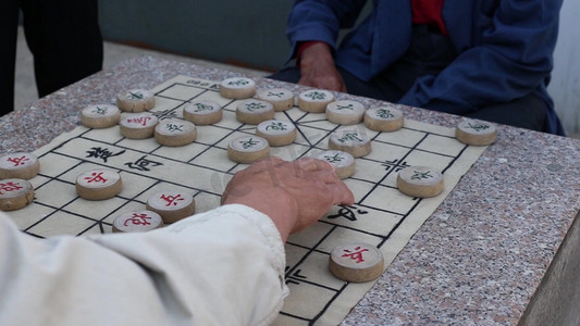 高清实拍街头两位老人下棋象棋对弈