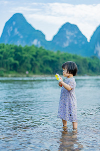 阳朔女孩夕阳女孩阳朔玩水摄影图配图