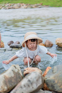 玩水女孩夏天姑娘两岁河边玩水摄影图配图