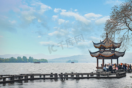 杭州摄影照片_杭州西湖景区早上亭子湖面观看摄影图配图