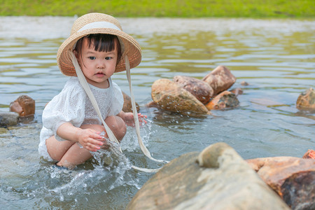 小清新水摄影照片_玩水小女孩夏季女孩河边玩水摄影图配图