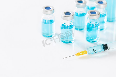 疫情创意摄影照片_药品疫苗注射器创意医疗摄影图配图