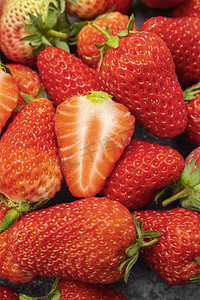 红色小草莓摄影照片_果实白天草莓室内水果摆拍摄影图配图