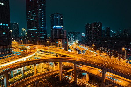 城市交通夜景摄影照片_武汉城市交通夜景夜晚交通宝丰路高架航拍摄影图配图