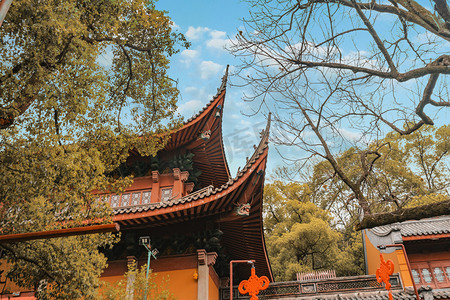 浅绿色古风背景摄影照片_寺庙飞檐路面仰视摄影图配图