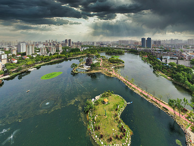 城市紫摄影照片_武汉城市建筑群阴天建筑群紫阳湖公园航拍摄影图配图