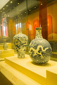 古代笔墨风摄影照片_古代文物白天花瓶室内博物馆静物摄影图配图