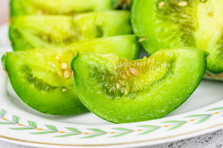 瓜肉摄影照片_水果早上绿宝甜瓜室内食品摄影图配图