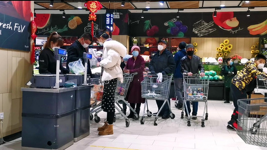 超市购物人物排队实拍
