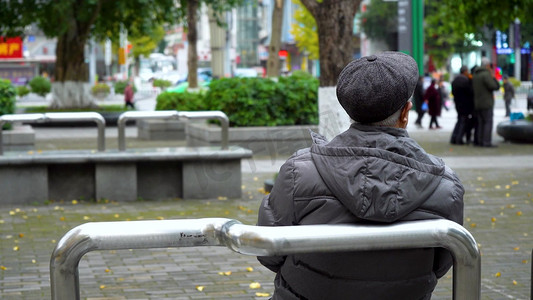 实拍公园里的白发老人背影