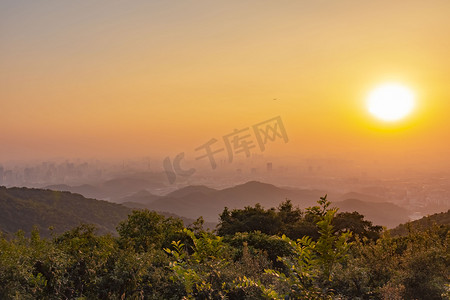 广州街摄影照片_夕阳傍晚白云山白云区街拍摄影图配图