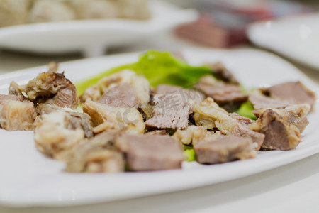 餐饮美食夜晚牛腩餐厅静物摄影图配图