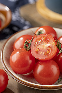 西红柿番茄摄影照片_小番茄切开水分特写平视摄影图配图