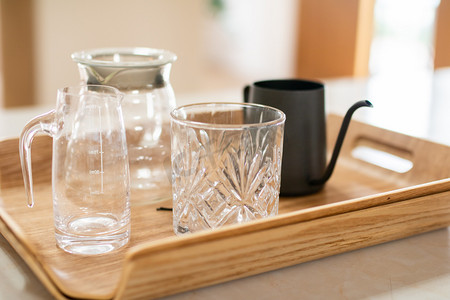 生活休闲白天咖啡壶玻璃杯室内静物摄影图配图