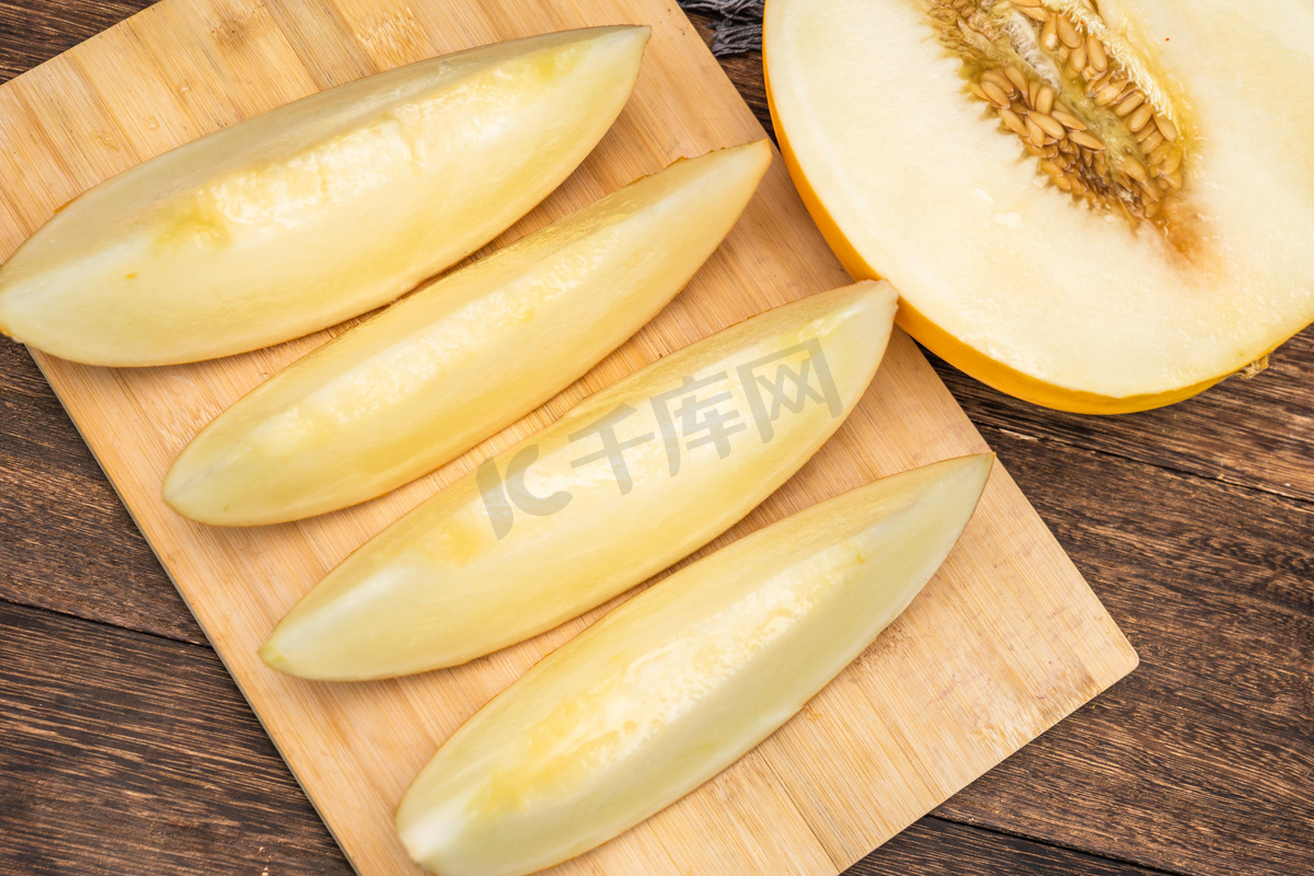 黄河蜜瓜早上黄色水果室内美食摄影图配图高清摄影大图 千库网