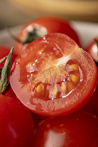 西红柿番茄摄影照片_小番茄特写红润汁水镜头摄影图配图