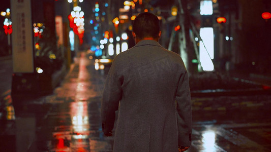 慢镜头失落的人雨天孤独散步