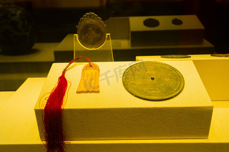 历史文物白天古代货币室内静物摄影图配图