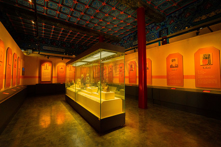 中式文化摄影照片_历史文物白天静物展台博物馆展览馆环境摄影图配图