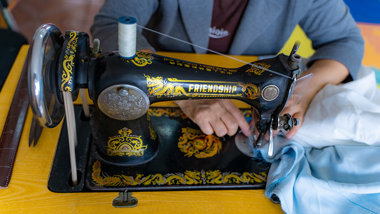 缝纫机制衣八十年代裁缝师室内家居缝纫摄影图配图