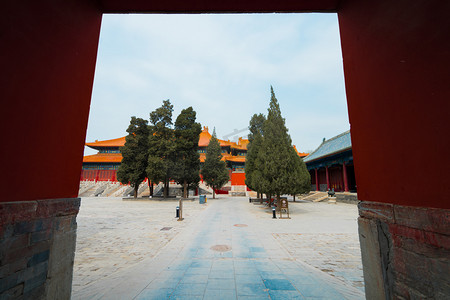 中式建筑白天推开帝王庙大门户外景点环境摄影图配图
