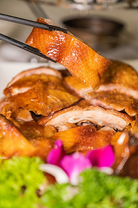 庐州烤鸭摄影照片_美食中午夹鸭肉酒店用餐摄影图配图