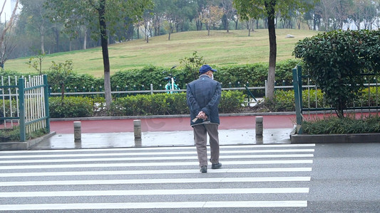 过马路摄影照片_老人过马路背影老人背影大爷背影