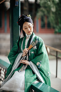 春游美女摄影照片_汉服美女白天汉服美女古代长廊坐着摆拍摄影图配图