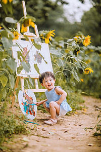 儿童白天夏天可爱小女孩公园蹲着画画摄影图配图