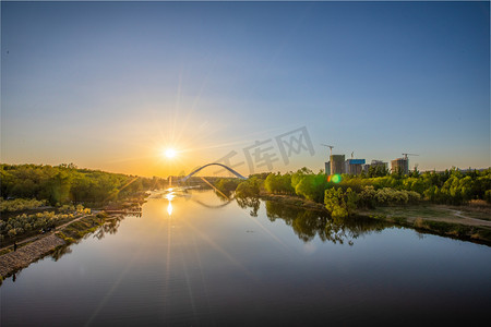 日出日落夕阳湖面日落空镜摄影图配图