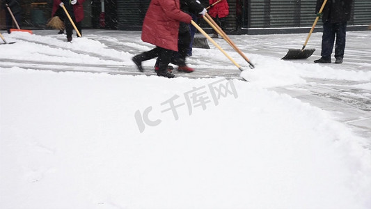 雪中拿各种工具扫雪的人们