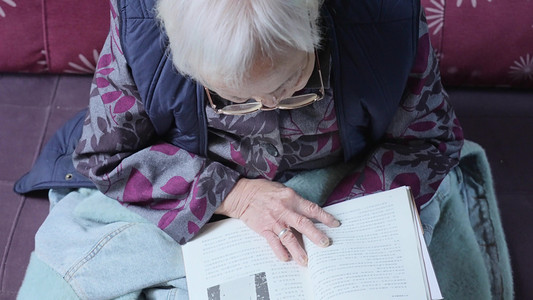 阅读摄影照片_老年生活老人老太太戴老花镜阅读看书实拍