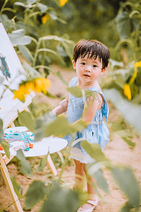 儿童户外白天夏天可爱小女孩公园画画摄影图配图