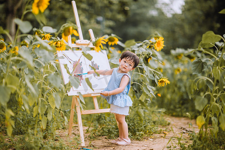 儿童户外白天夏天可爱小女孩公园画画歪头摄影图配图