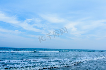 沙滩夏日旅游摄影照片_大连白天大海海滩涨潮摄影图配图