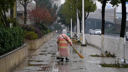 雨天环卫工人劳作