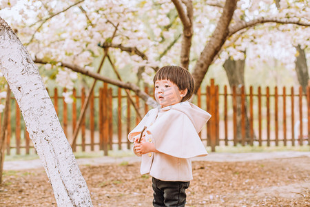 春游儿童白天可爱小女孩户外樱花树站立摄影图配图
