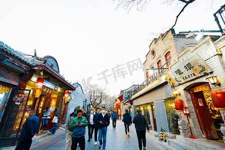 北京街道摄影照片_北京地标景点傍晚南锣鼓巷商业街户外环境摄影图配图