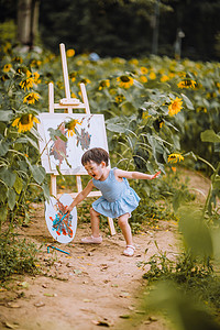 户外儿童白天夏天可爱小女孩公园画画摄影图配图