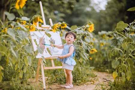 可爱小女孩摄影照片_户外儿童夏天白天可爱小女孩公园画画摄影图配图