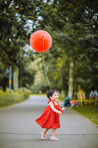 气球图摄影照片_儿童白天夏天小女孩户外公园奔跑摄影图配图