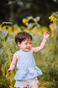 夏季玩耍女孩摄影照片_儿童白天小女孩公园玩耍摄影图配图