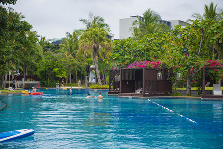 酒店游泳池嬉戏上午游泳池游泳池摄影摄影图配图