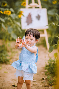 户外儿童白天可爱小女孩公园玩颜料摄影图配图